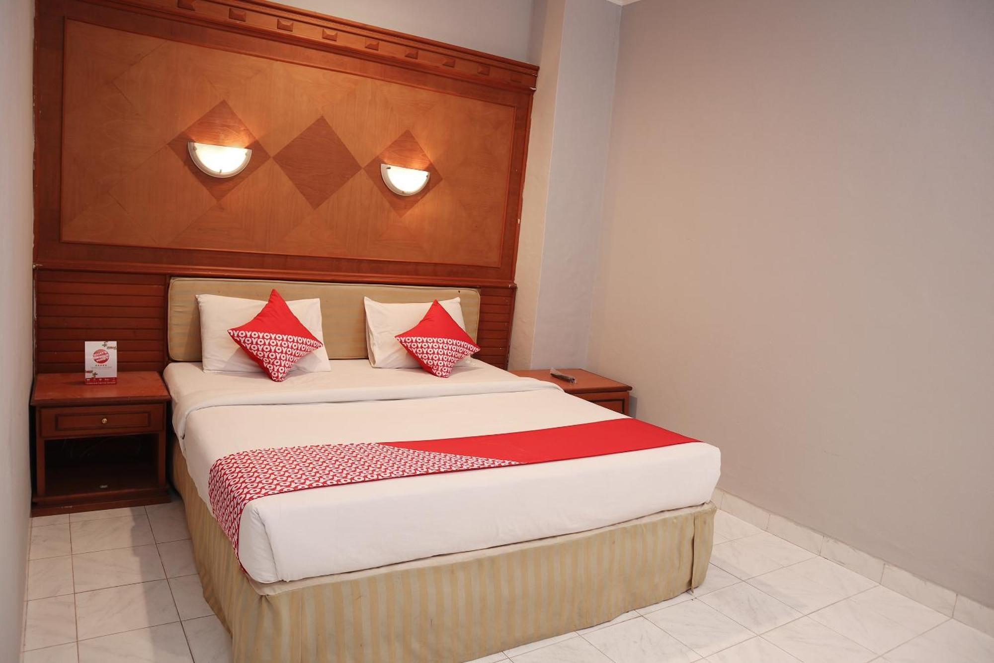 Oyo 742 Mona Plaza Hotel Pekanbaru Exterior photo