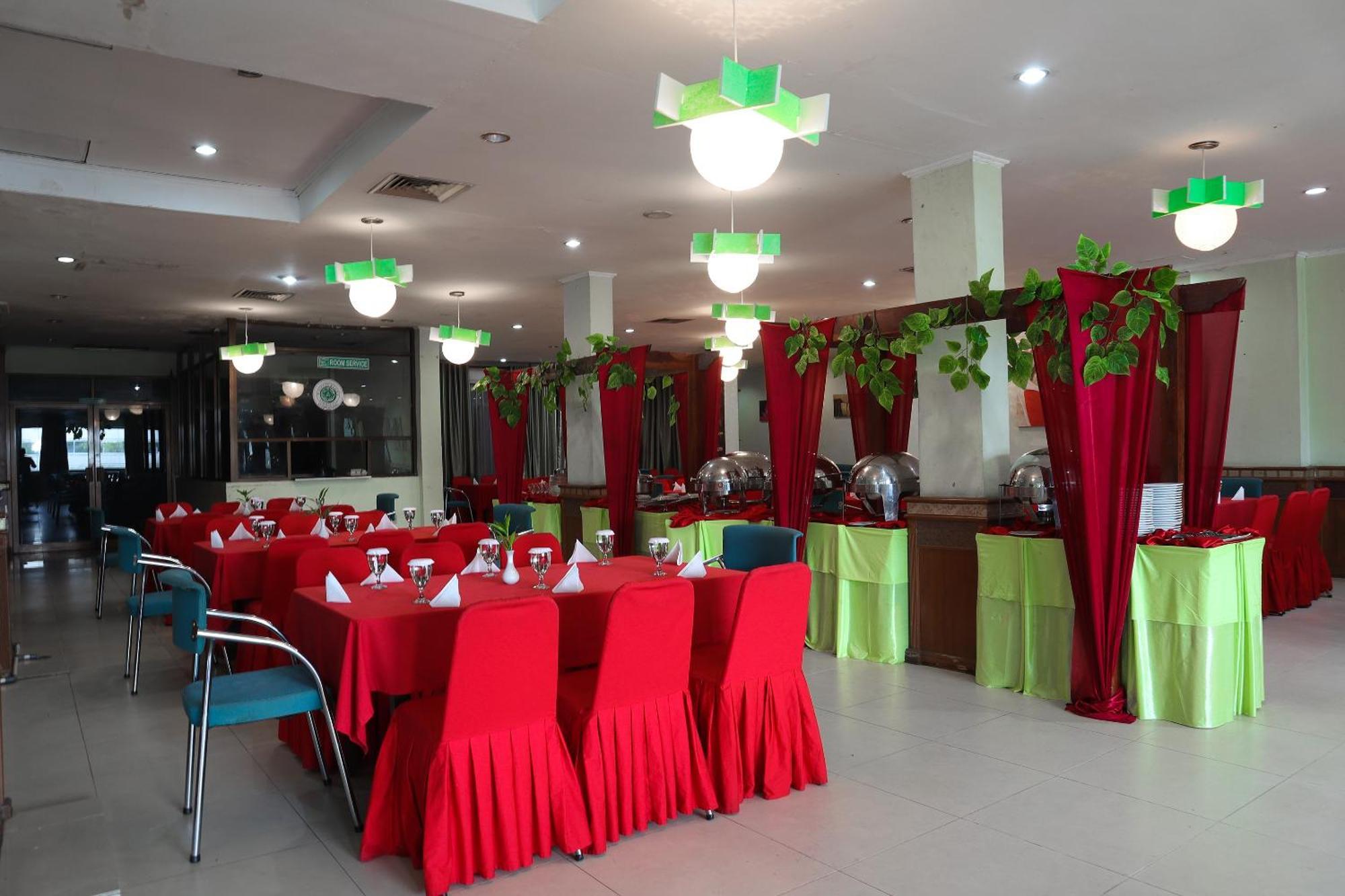 Oyo 742 Mona Plaza Hotel Pekanbaru Exterior photo