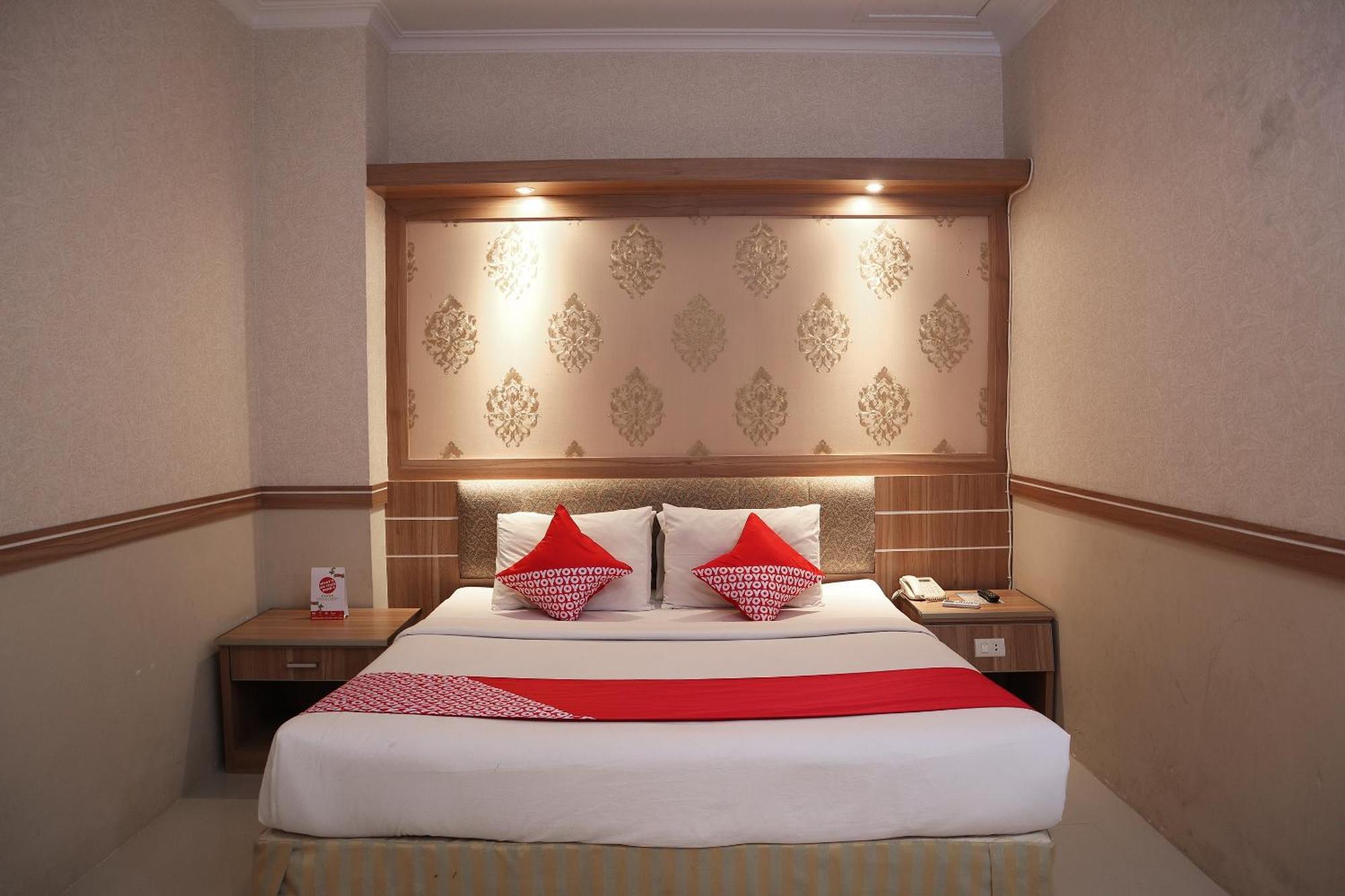 Oyo 742 Mona Plaza Hotel Pekanbaru Exterior photo