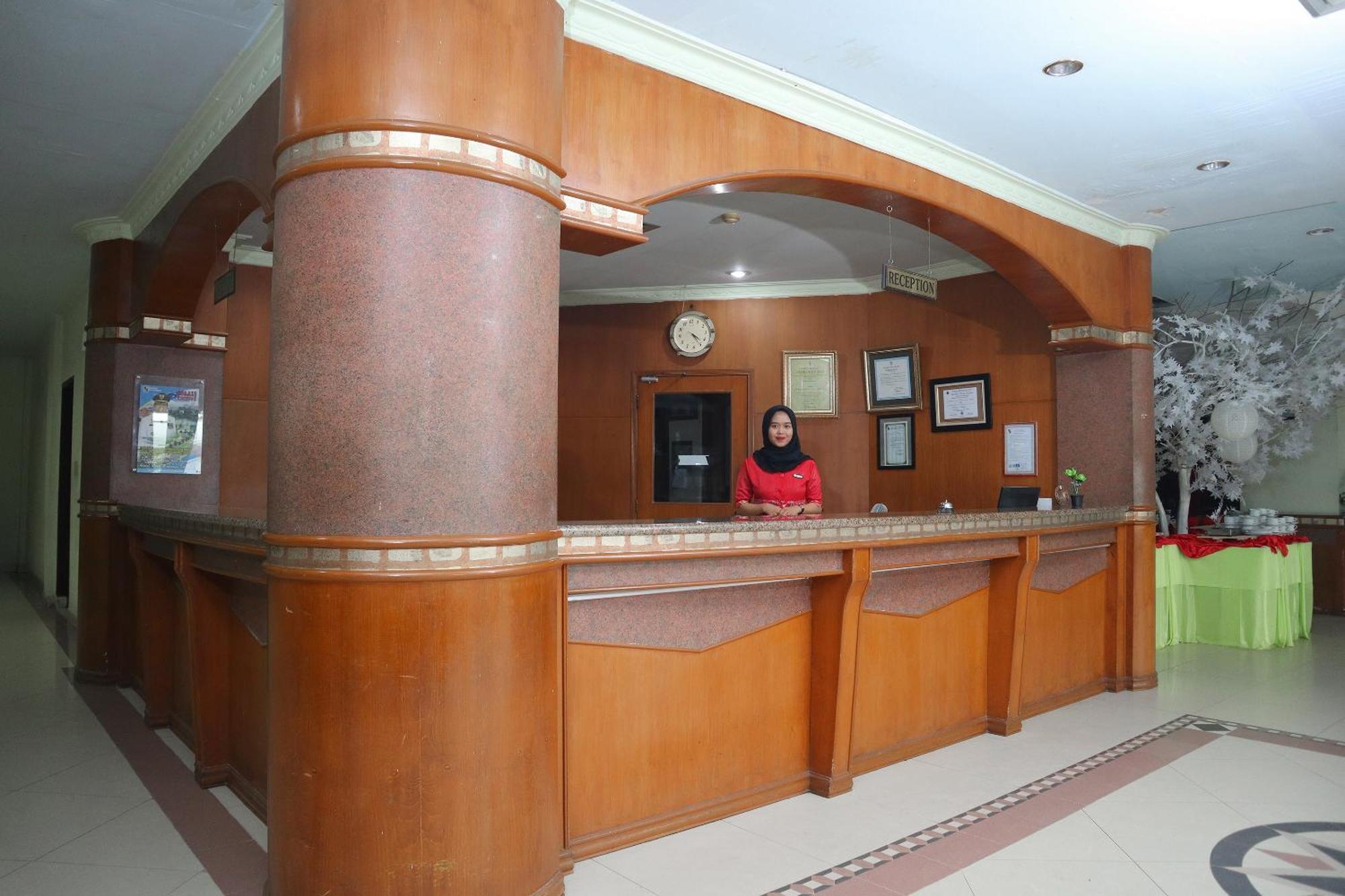 Oyo 742 Mona Plaza Hotel Pekanbaru Exterior photo