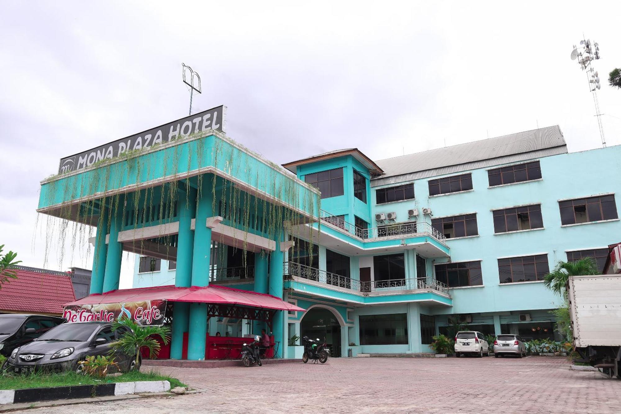 Oyo 742 Mona Plaza Hotel Pekanbaru Exterior photo