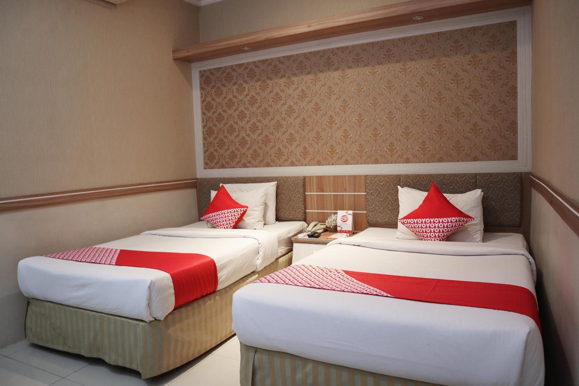 Oyo 742 Mona Plaza Hotel Pekanbaru Exterior photo