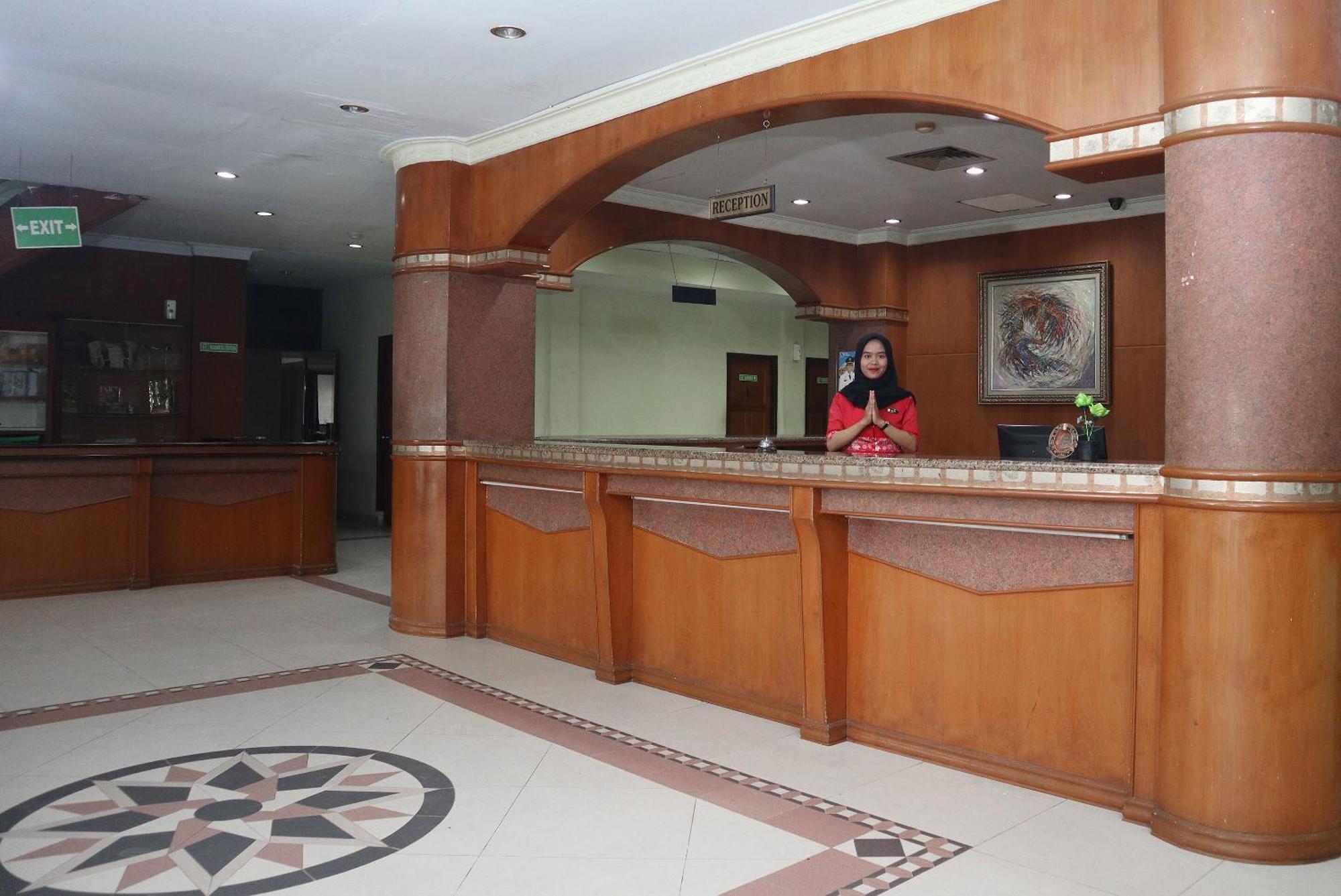 Oyo 742 Mona Plaza Hotel Pekanbaru Exterior photo