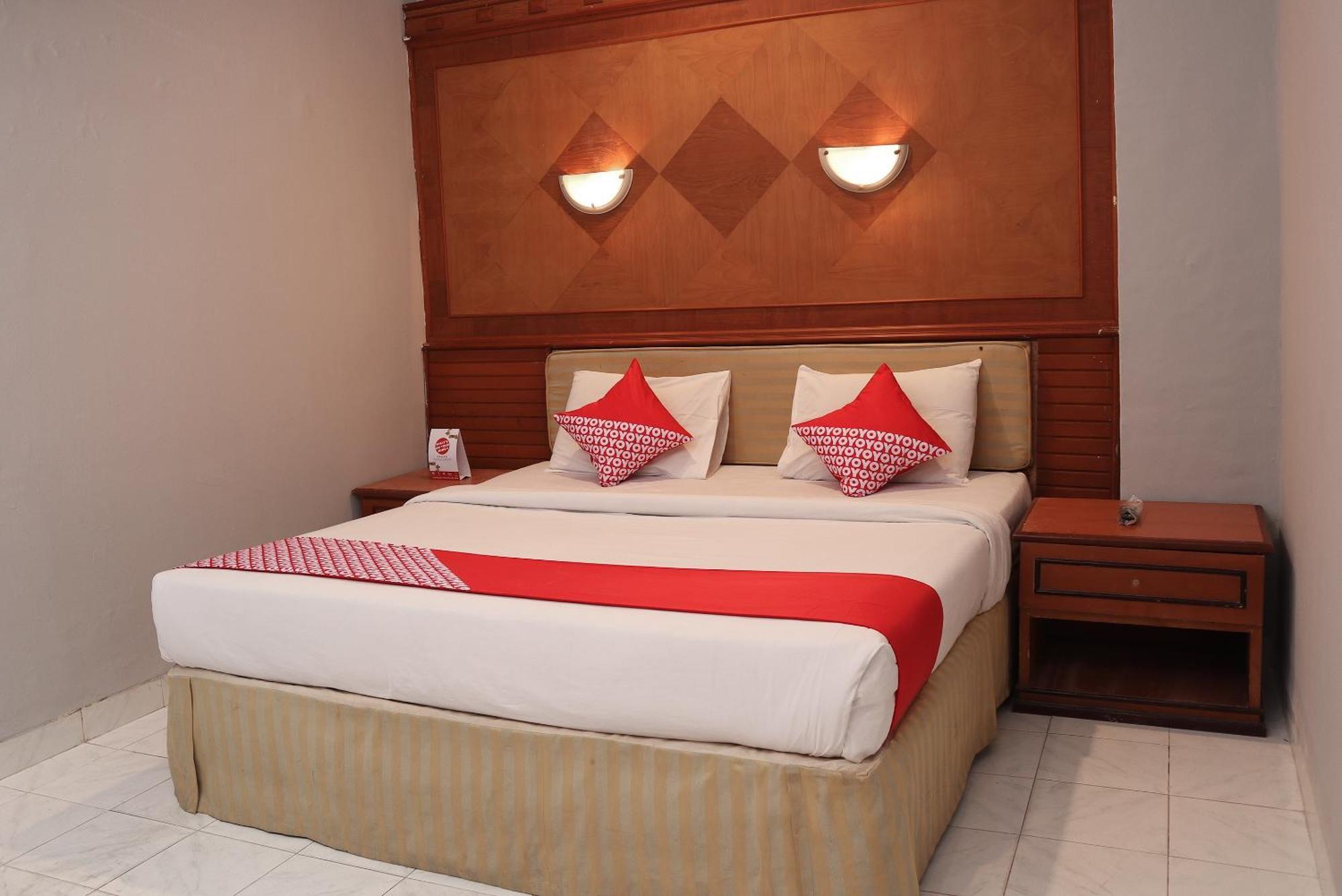 Oyo 742 Mona Plaza Hotel Pekanbaru Exterior photo