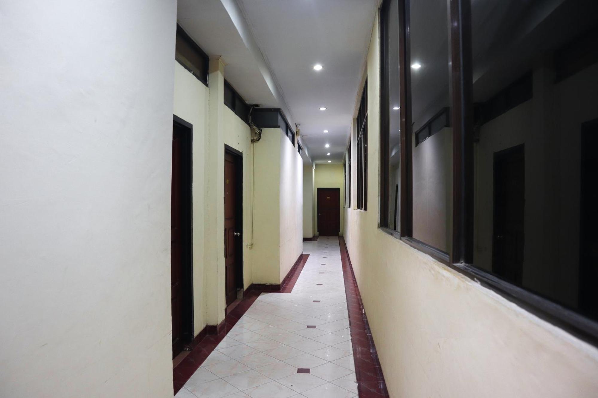 Oyo 742 Mona Plaza Hotel Pekanbaru Exterior photo