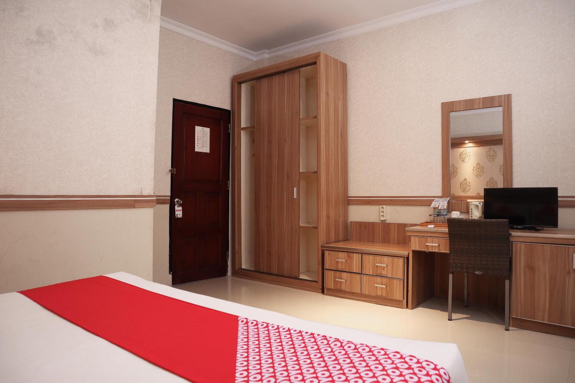 Oyo 742 Mona Plaza Hotel Pekanbaru Exterior photo