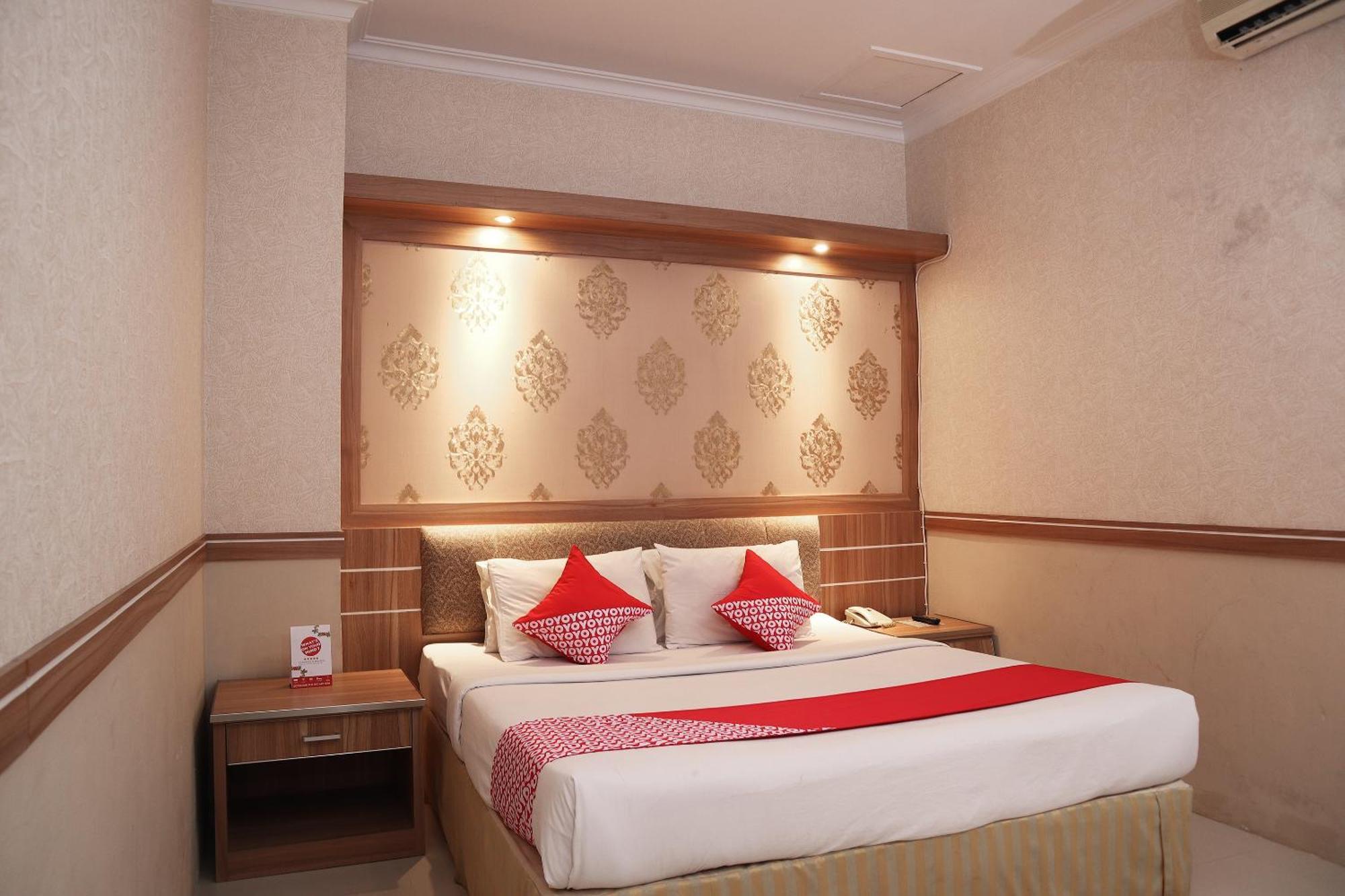 Oyo 742 Mona Plaza Hotel Pekanbaru Exterior photo