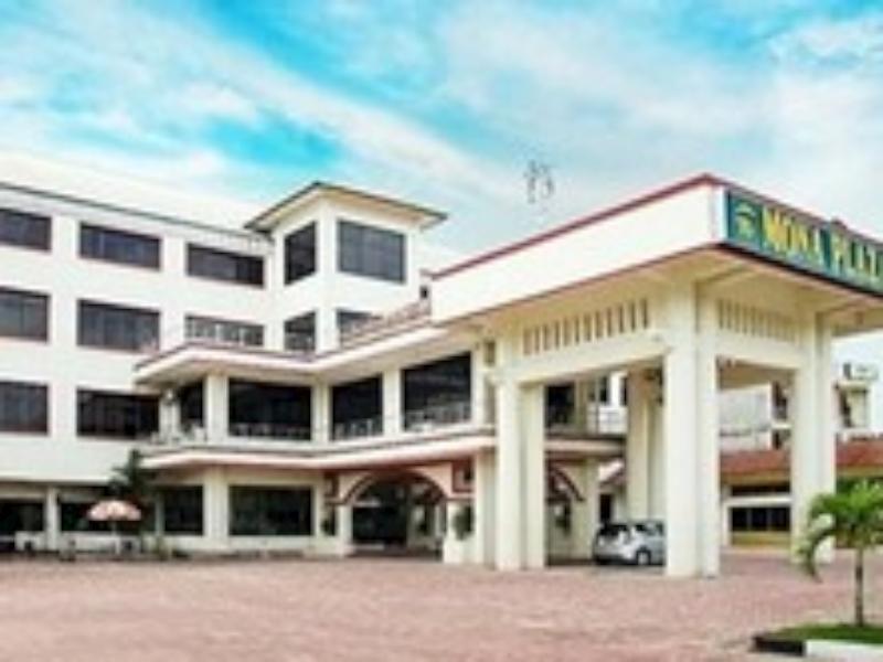 Oyo 742 Mona Plaza Hotel Pekanbaru Exterior photo